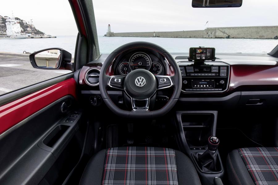 Торпедо Volkswagen up! GTI 2018 года  (WW) (фото 31 из 41)